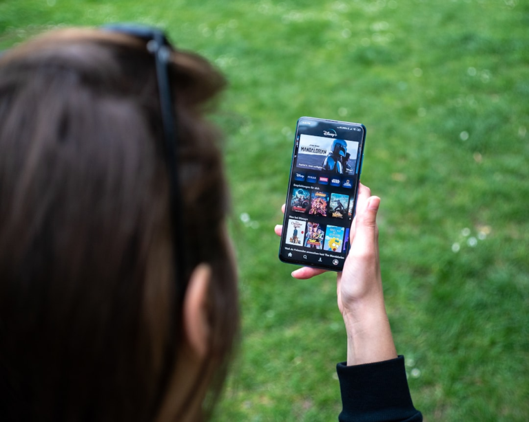 woman holding black android smartphone — Foto por Mika Baumeister na Unsplash