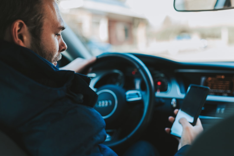 man holding black smartphone — Foto por Alexandre Boucher na Unsplash