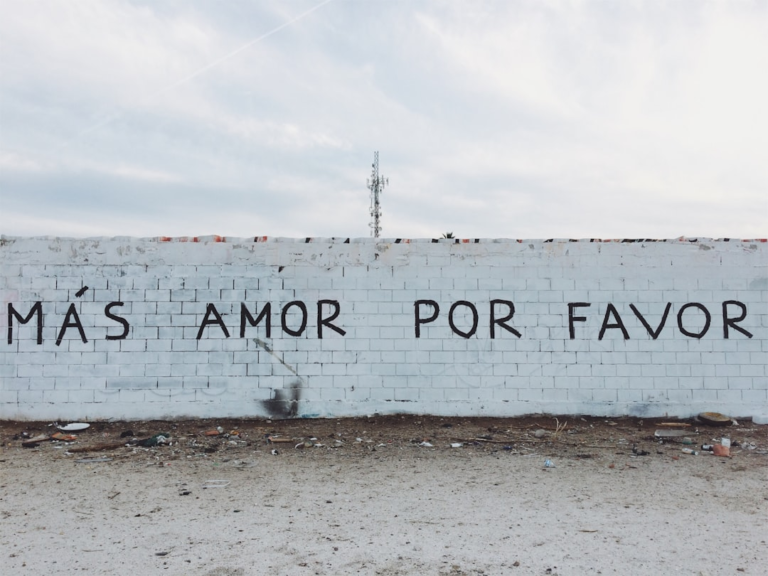 gray concrete brick wall — Foto por 1983 (steal my _ _ art) na Unsplash