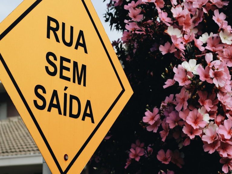 yellow and black caution sign — Foto por Nathana Rebouças na Unsplash
