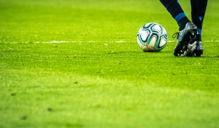man playing soccer game on field — Foto por Emilio Garcia na Unsplash