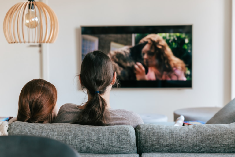 Un couple de femmes assises sur un canapé — Foto por Kevin Woblick na Unsplash
