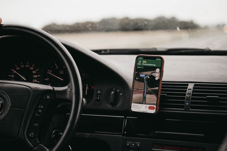 smartphone turned-on in vehicle mount inside vehicle — Foto por Isaac Mehegan na Unsplash