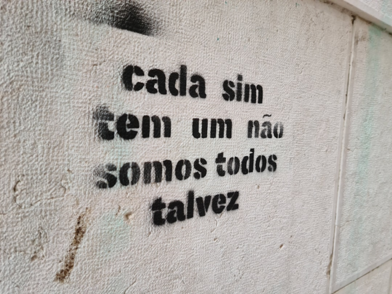 graffiti on the side of a building reads, cada sim em um nao — Foto por Juliano Costa na Unsplash
